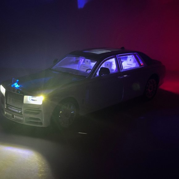 1:24 Rolls-Royce Phantom Metal Diecast White Tiffany Blue WITH LEDS Roll-Back - Picture 8 of 10